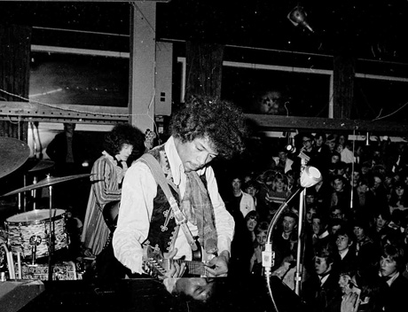 Jimi-Hendrix-jump-in-24